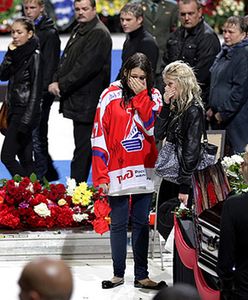 Morze łez i kwiatów - żegnają ofiary katastrofy Jaka-42