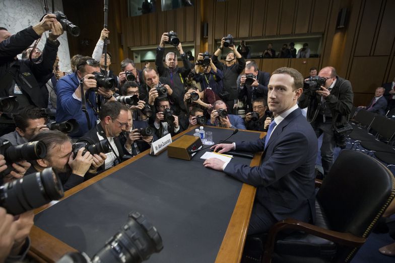 Mark Zuckerberg w czasie przesłuchania w Senacie