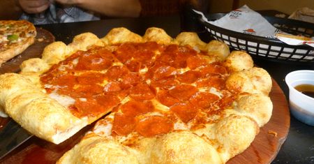 Średnia pizza z serem z serem na brzegach (Pizza Hut)