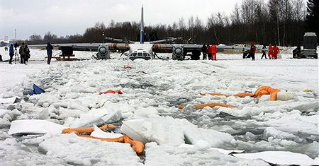 Polski samolot wyciągnięty z jeziora