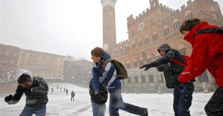 Zablokowane drogi i zamknięte szkoły - znowu pada śnieg