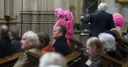 Krzyki i śpiewy podczas mszy - geje protestowali w kościele
