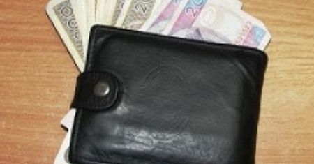 Nastolatek znalazł pełen portfel; odniósł na policję