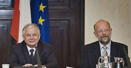 Na medialnych wpadkach Kownackiego zyskuje Kamiński