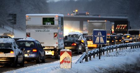 Kilkaset osób uwięzionych na autostradzie