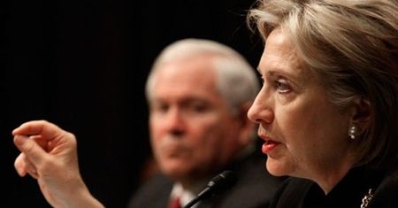 Clinton: Korea kopie sobie coraz głębszy dół