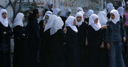 Islamskie "mundurki" niszczą im dzieciństwo
