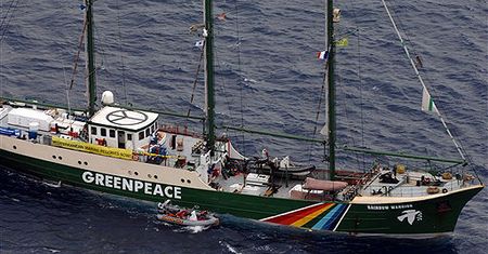 Po co Greenpeace wrzuca do morza głazy?