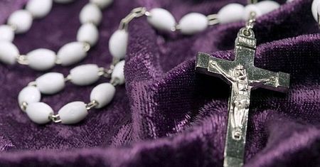 Czuje się dyskryminowany, bo zabroniono mu nosić krzyż