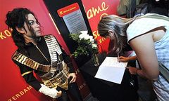 Woskowa figura Jacksona przyciąga setki fanów