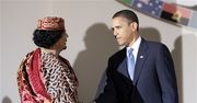 Obama i Kadafi wymienili uściski dłoni