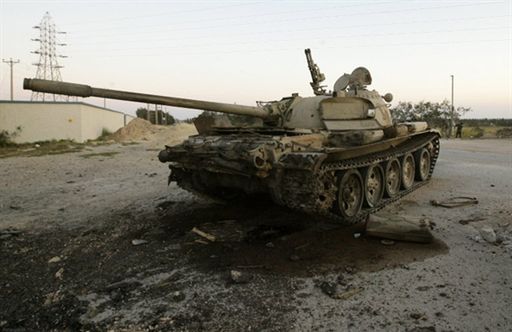 Koniec walk w Libii? Telewizja: rebelianci się poddają
