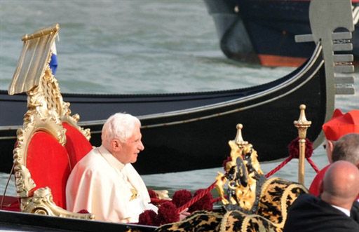 Benedykt XVI w gondoli, którą płynął Jan Paweł II