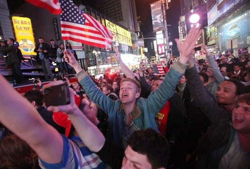Euforia ogarnęła Amerykanów - tłumy ludzi przy WTC