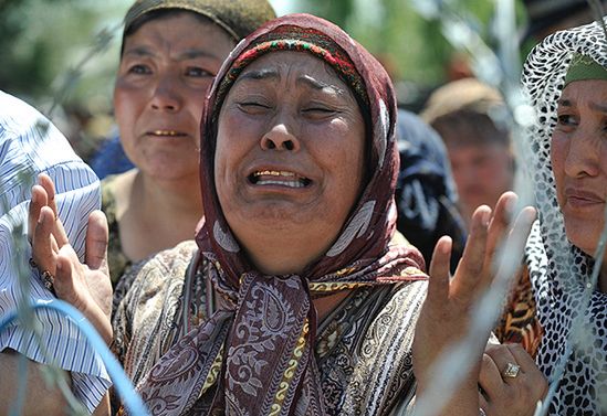 Chaos i przemoc w Kirgistanie - "odpowiada za to Rosja"