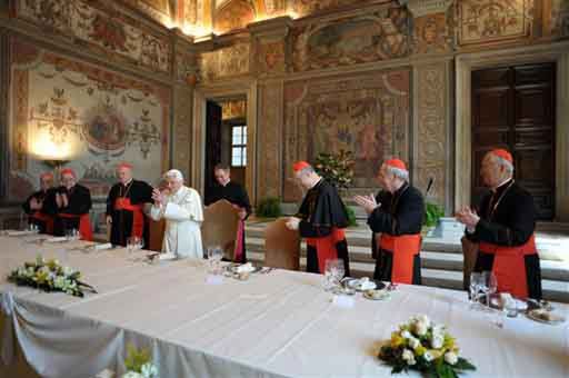 Benedykt XVI obchodzi z kardynałami pięciolecie wyboru