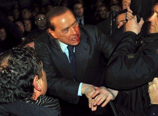 Sprawca napaści pisze list do Berlusconiego
