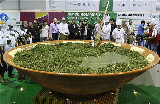 Rekordowa sałatka - 3,5 tony przyrządzało 300 kucharzy