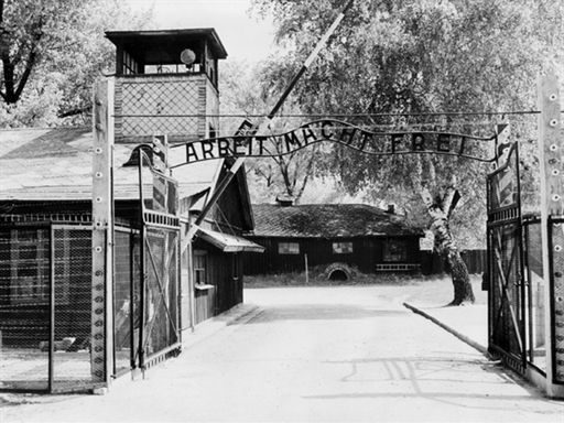 Oskarżony o kradzież napisu z Auschwitz nie przyznaje się