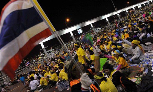 Demonstranci opuszczają lotnisko w stolicy Tajlandii