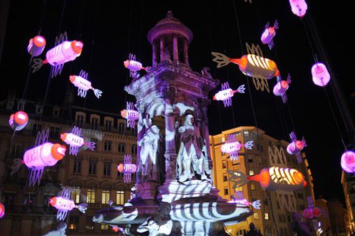 Świecące ryby na ulicach Lyonu