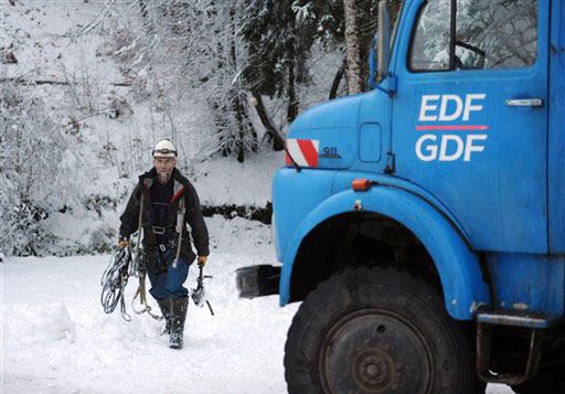 Opady śniegu we Francji - tysiące domów bez prądu; 2 osoby nie żyją