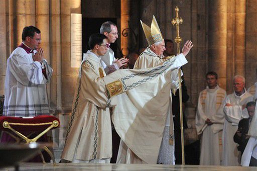 Benedykt XVI odprawił nieszpory w katedrze Notre Dame