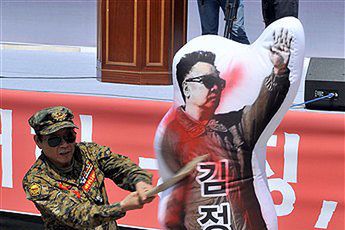 10 tysięcy ludzi: "Śmierć Kimowi i Korei Północnej!"