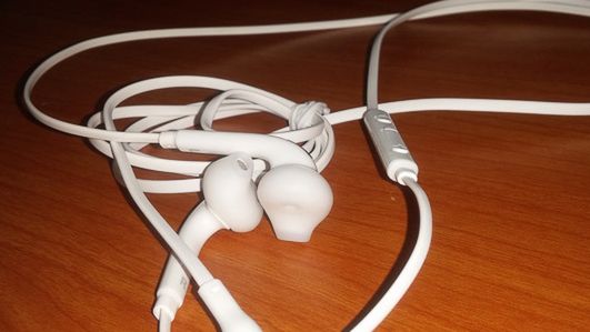 Samsung może mocno odświeżyć słuchawki dla Galaxy S6. Będą podobne do tych od iPhone'a? 1