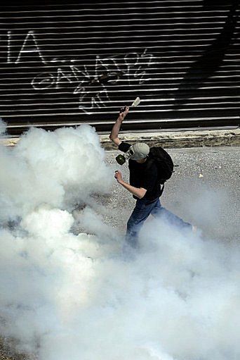 Zamieszki i gaz łzawiący na ulicach Aten