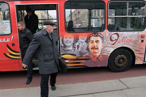 Autobus z portretem Stalina krąży po Rosji