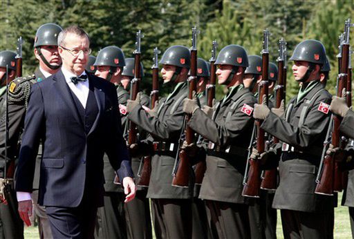 Prezydent Estonii złoży kwiaty na grobie L. Kaczyńskiego