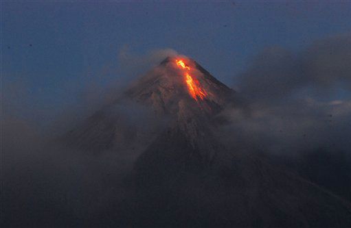 Wulkan grozi wybuchem - 50 tys. ludzi ewakuowanych