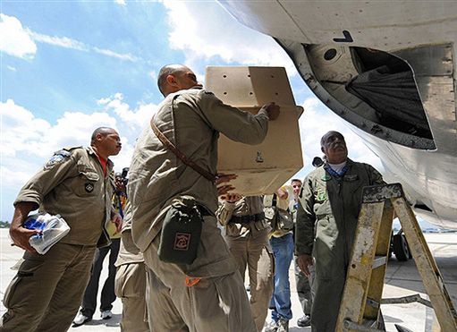 Port lotniczy w Haiti przepełniony samolotami z darami