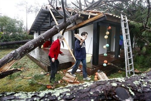 Ofiary tragicznej wichury: przygnieceni drzewem i murem