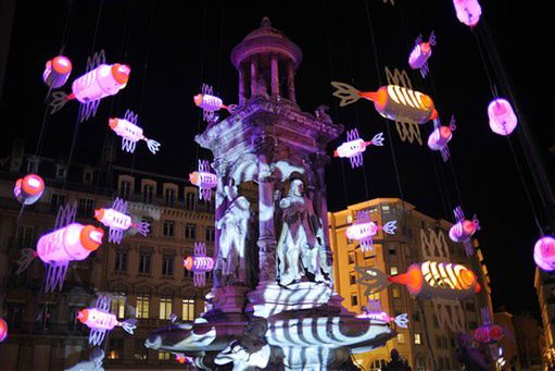 Świecące ryby na ulicach Lyonu