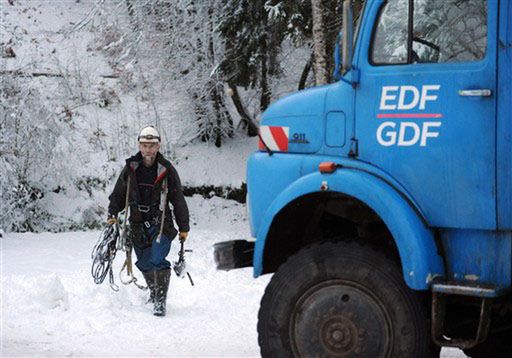 Opady śniegu we Francji - tysiące domów bez prądu; 2 osoby nie żyją