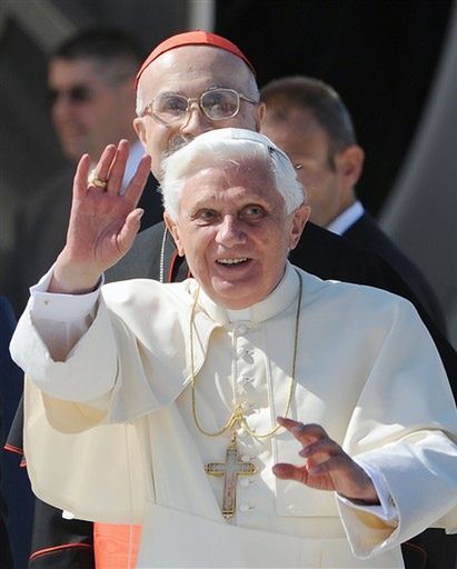Kardynał Bertone: papież pojedzie do Ziemi Świętej