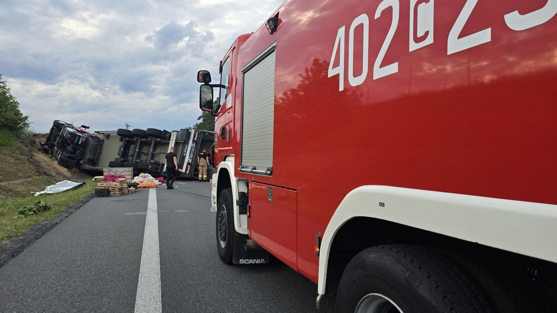 Wypadek na 206. kilometrze DK 91, w miejscowości Otłoczyn, ciężarówka wypadła z drogi.