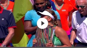 Azarenka wznosi trofeum i... niemal go nie upuściła!