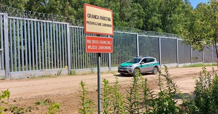 Trudna sytuacja na granicy polsko-białoruskiej. Polskie służby ostrzegają