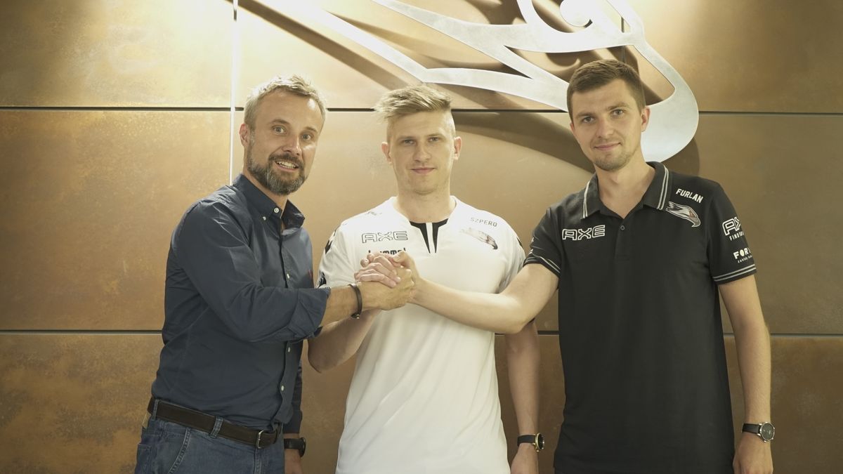 Zdjęcie okładkowe artykułu: Materiały prasowe / Adrian Choduń/AGO Esports / Od lewej: Jakub Szumielewicz, Grzegorz 'Szpero' Dziamałek, Damian 'Furlan' Kisłowski