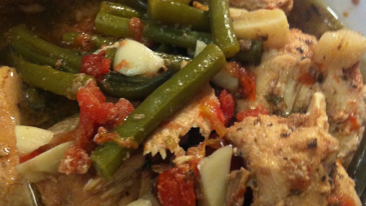 Ugotowana potrawka z kurczaka (mięso, skóra, podroby, szyja)