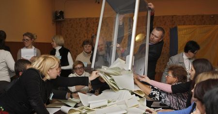 Wybory na Ukrainie. Obserwatorzy wypominają opieszałość