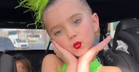 Ma cztery lata i już jest influencerką. "Kolejne dziecko bez dzieciństwa"