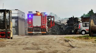 PSP: Pożar w fabryce w Charnowie opanowany. Zniszczeniu uległo ponad 50 proc. zabudowań