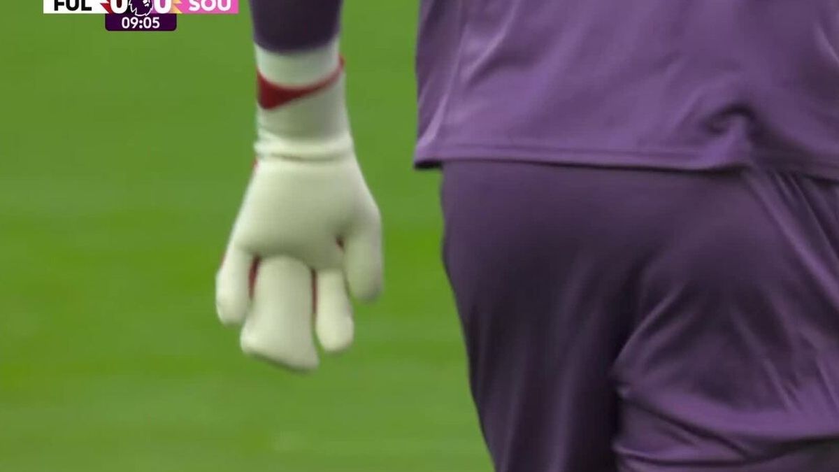 Rękawica Aarona Ramsdale'a w meczu przeciwko Fulham