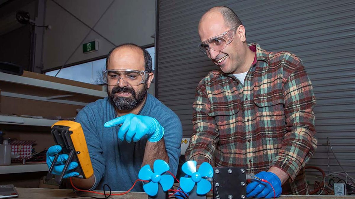 Prezentacja działania baterii protonowej z użyciem wentylatorów