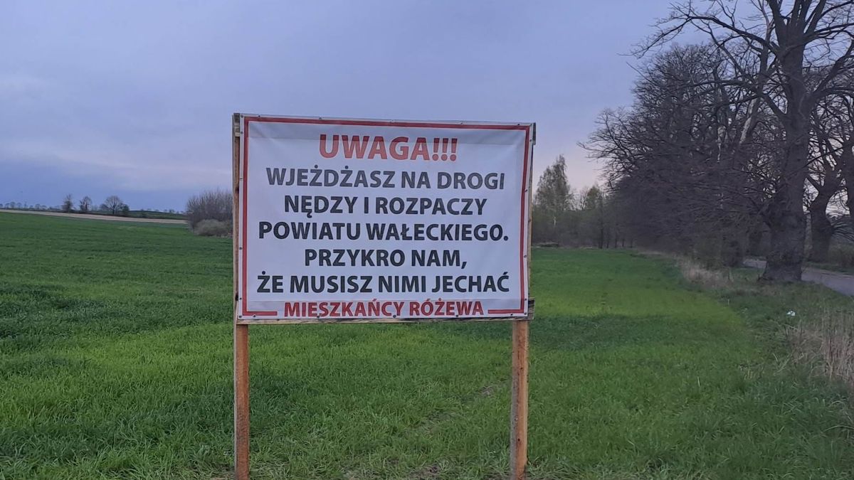 Takie napisy stanęły przy drogach w Sołectwie Różewo