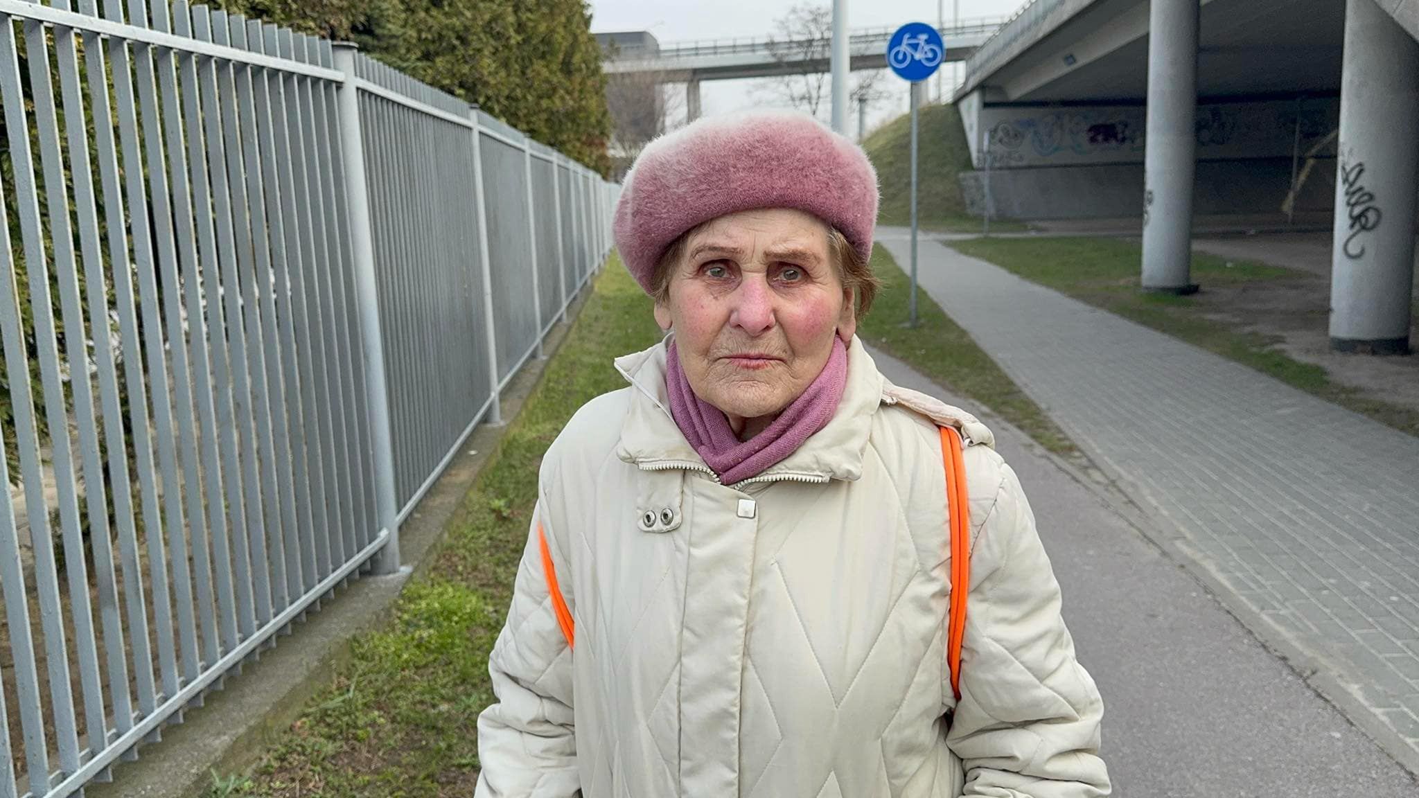 - Czego on tam szukał - pyta pani Janina.